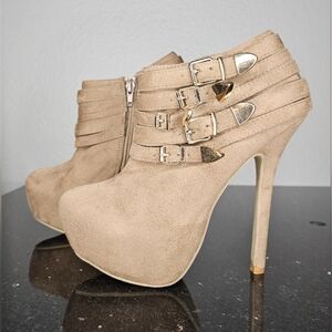 WILD DIVA Faux Suede Tan Platform Heeled Booties with Buckles Size 6.5